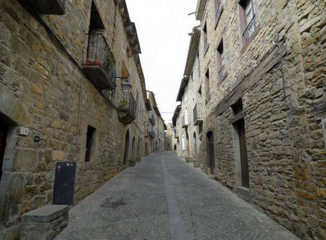 calle mayor casco antiguo de aínsa